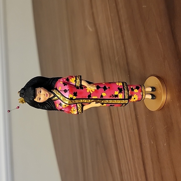 Chinese Barbie Dolls of the World 1997 - Picture 2 of 13